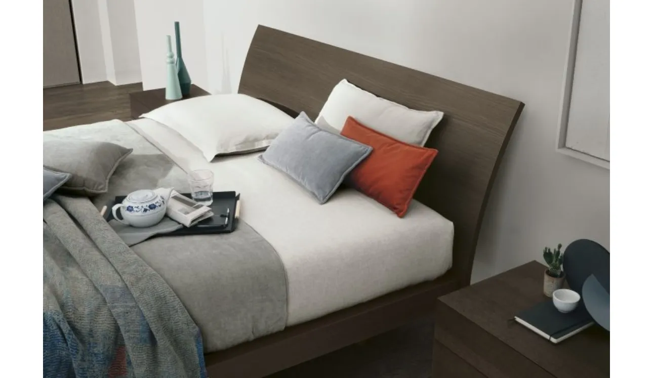 Letto con testiera Clio in legno rovere moka di Tomasella