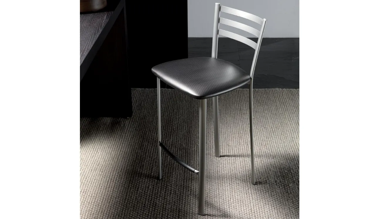 Sgabello Jody Stool 65 in metallo satinato con seduta in ecopelle di La Seggiola