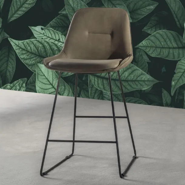 Sgabello Norway Stool slitta in eco Nabuk con struttura in metallo verniciato nero di La Seggiola