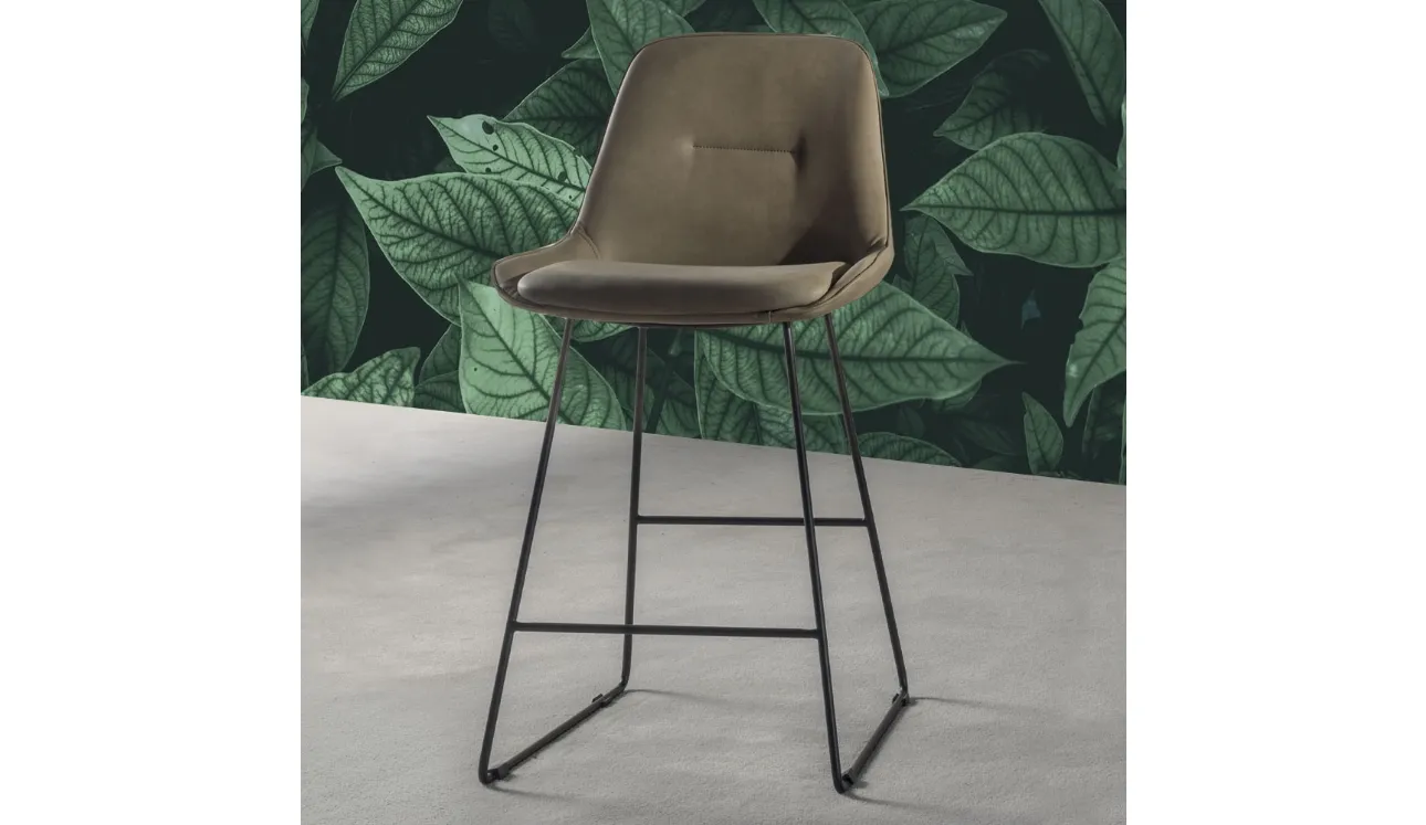 Sgabello Norway Stool slitta in eco Nabuk con struttura in metallo verniciato nero di La Seggiola