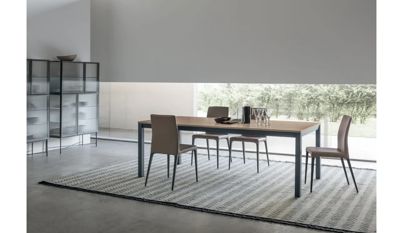 Tavolo allungabile Infinity con piano in materico rovere sabbia e base in laccato opaco di Tomasella