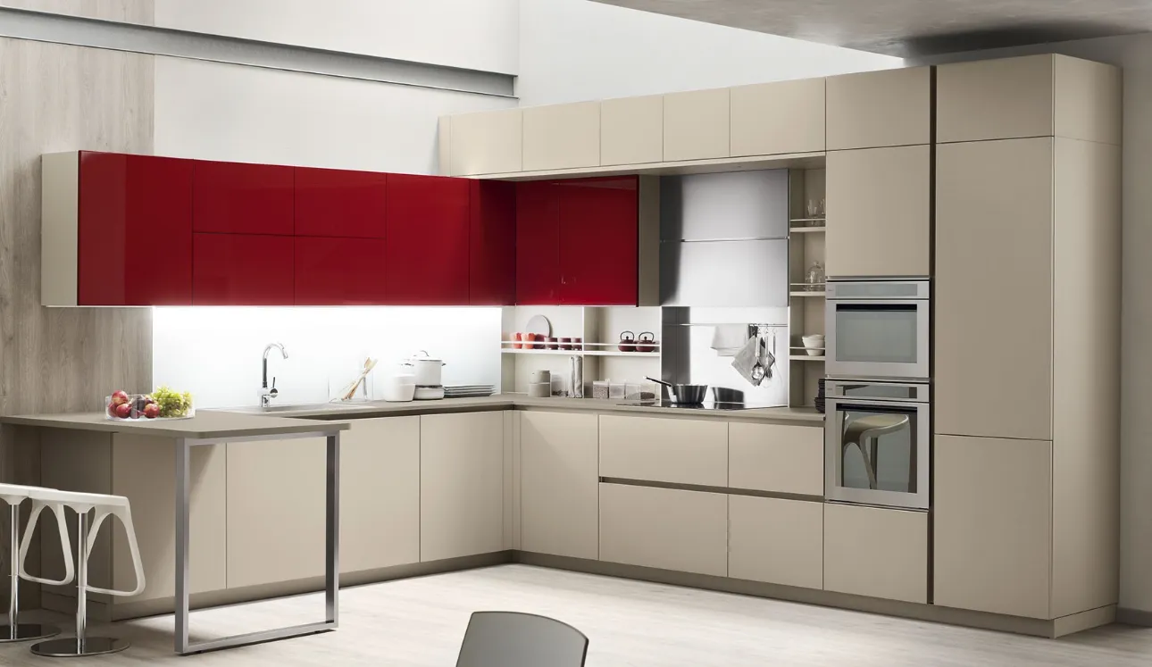 Cucina Moderna con penisola Lounge 11 in laccato Beige Ecru e Rosso Veneziano di Veneta Cucine