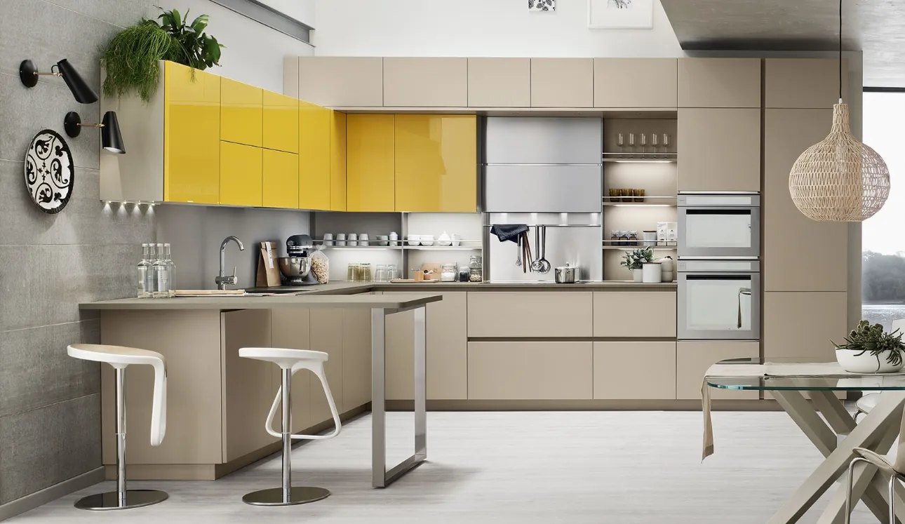 Cucina Moderna con penisola Lounge 11 in laccato Beige Ecru e Giallo Girasole di Veneta Cucine