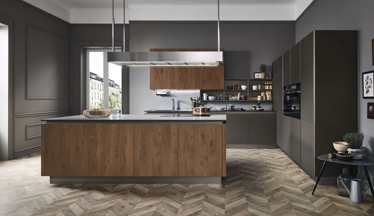 Cucina Moderna Ri-flex 02 con isola in Olmo antico e vetro laccato opaco Marrone Oliva di Veneta Cucine