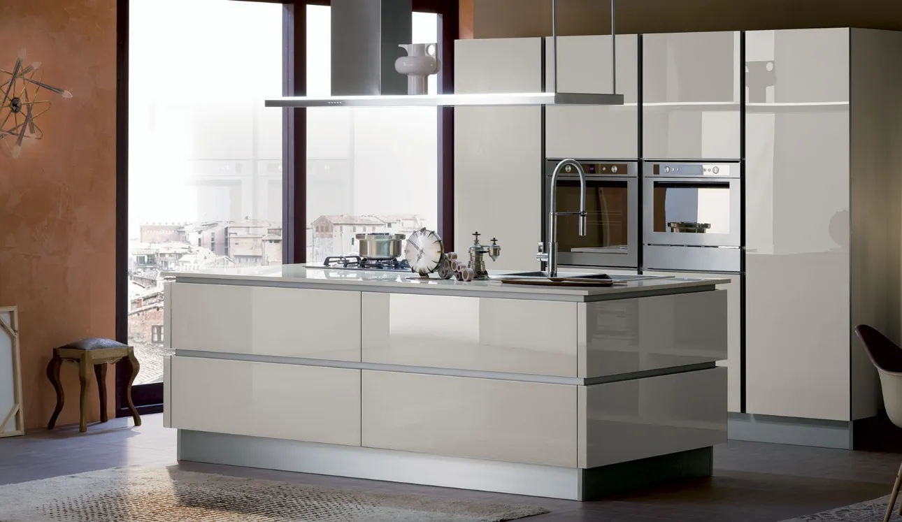 Cucina Moderna con isola Ri-flex 05 in vetro lucido di Veneta Cucine