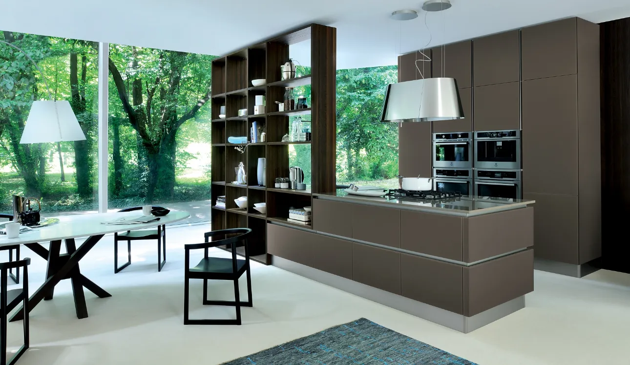 Cucina Moderna con isola Ri-flex 06 in vetro laccato Marrone Oliva di Veneta Cucine