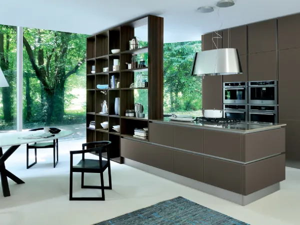 Cucina Moderna con isola Ri-flex 06 in vetro laccato Marrone Oliva di Veneta Cucine